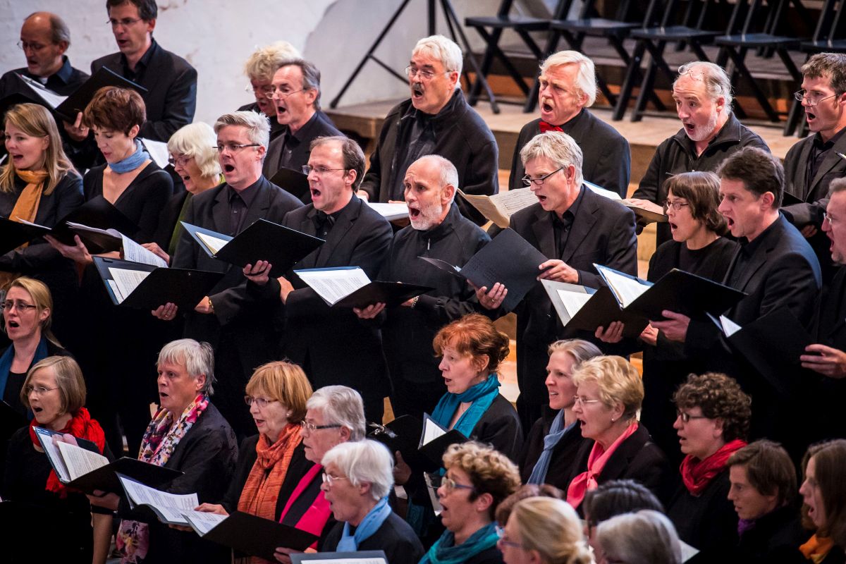 Einige Sänger des Lübecker Bachchores bei einem Konzert in der Aegidienkirche