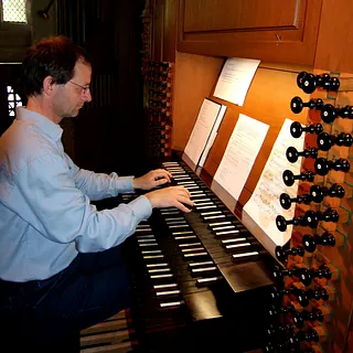 Kirchenmusiker Eckhard Bürger an der Ogel in St. Aegidien