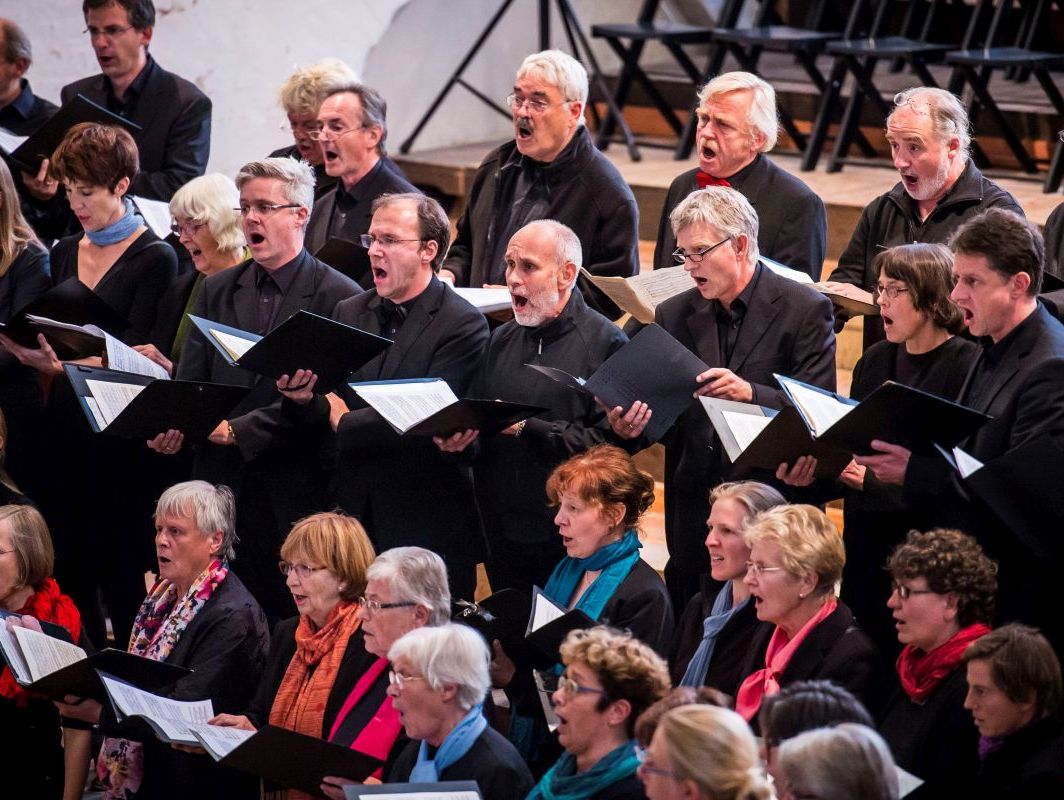 Einige Sänger des Lübecker Bachchores bei einem Konzert in der Aegidienkirche